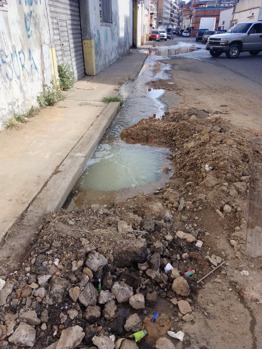 Vecinos de la calle del  medio del Prado de María, PQ. STA. Rosalía, hacen un llamado a Hidrocapital  para que envíen una  cuadrillas para la  reparación de una tuberia averiada de aguas servidas en el lugar.