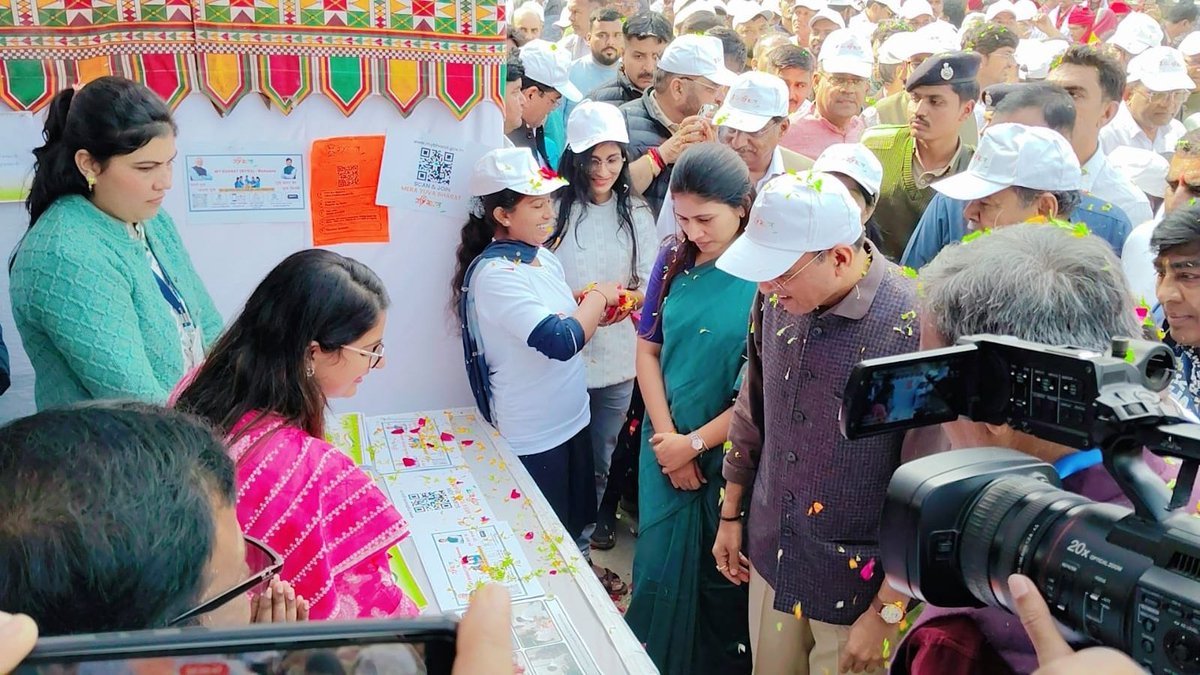 mybharatgujarat's tweet photo. Hon. @mansukhmandviya @khadseraksha @sanghaviharsh visited MYBHARAT Stall on Good Governance Day Padyatra in Vadnagar. https://t.co/chaGtCWzYX