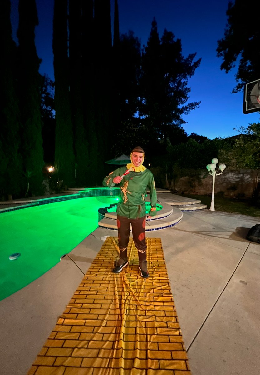 P3t3rD4Gi4nt's tweet image. While we wait for part 2, here is me as Fiyero/The Scarecrow 🤣🤣🤣

tiktok.com/@thegiantpeter…