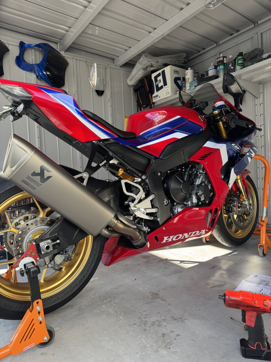 ko20210216's tweet photo. tsrのバックステップ装備
黒とすごい迷ったがシルバーにしました！
外は寒いから跨って位置確認して終わり⛄️
春が待ちどうしい https://t.co/KngGxvjmvu
