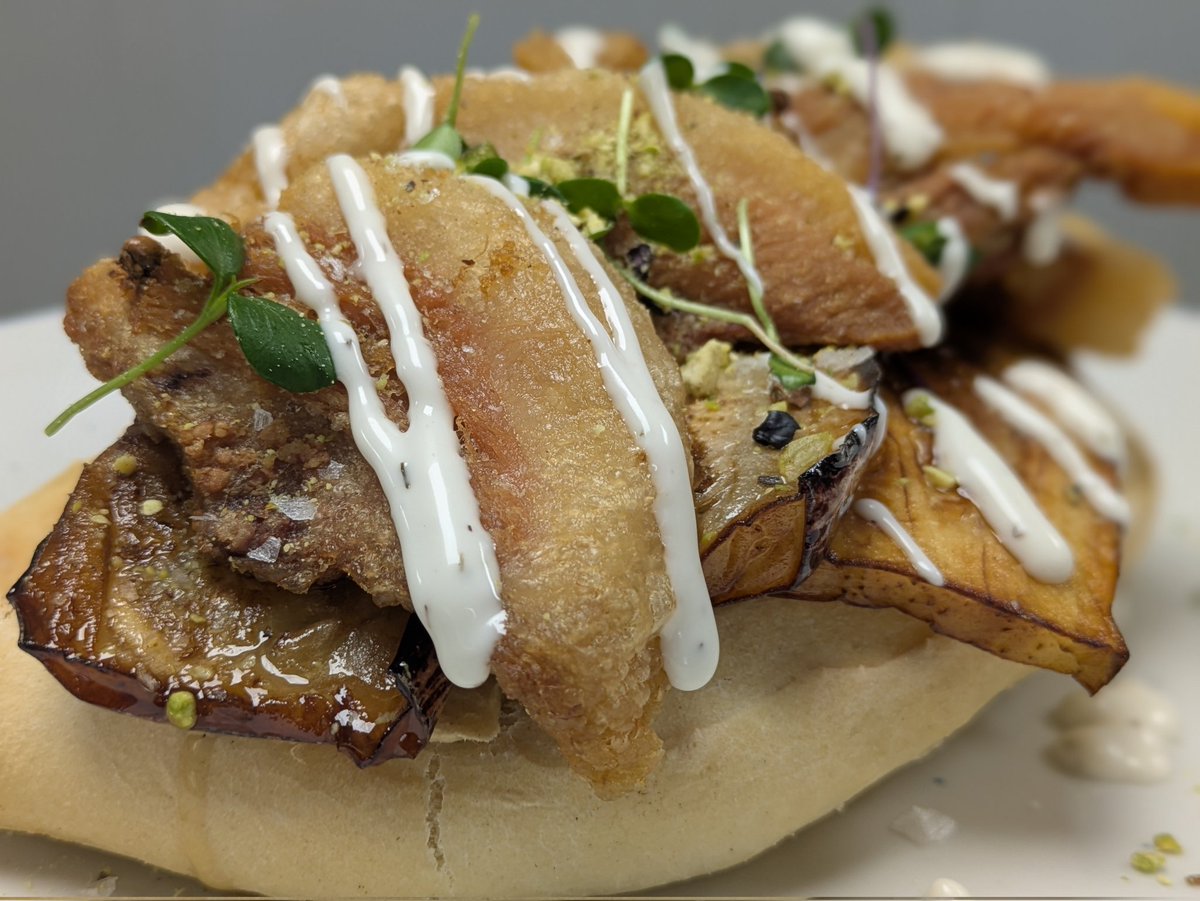 El cacau en l'altar, els llibres del <a href="/pacolonso/">Paco Alonso 🍊👉🦋</a> en la prestatgeria al costat de les panses de Llíber, el sol entrant pel mirall i la llar encesa, huí no queden billets per al saló, desfilen els esmorzars.
Bon Nadal!
#AmbNoResPassem
#MenjarsDeLaTerraOMuerte
#Venceremos