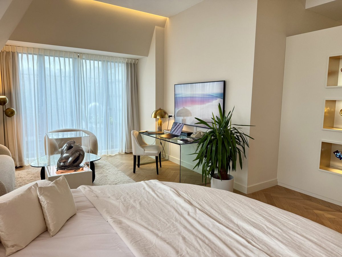 Laaste uurtjes voor kerstavond werken in de #LoveUnderConstruction suite van <a href="/merlethotelrest/">Merlet Hotel</a> 

Dàt gaat mij goed af zie ik.