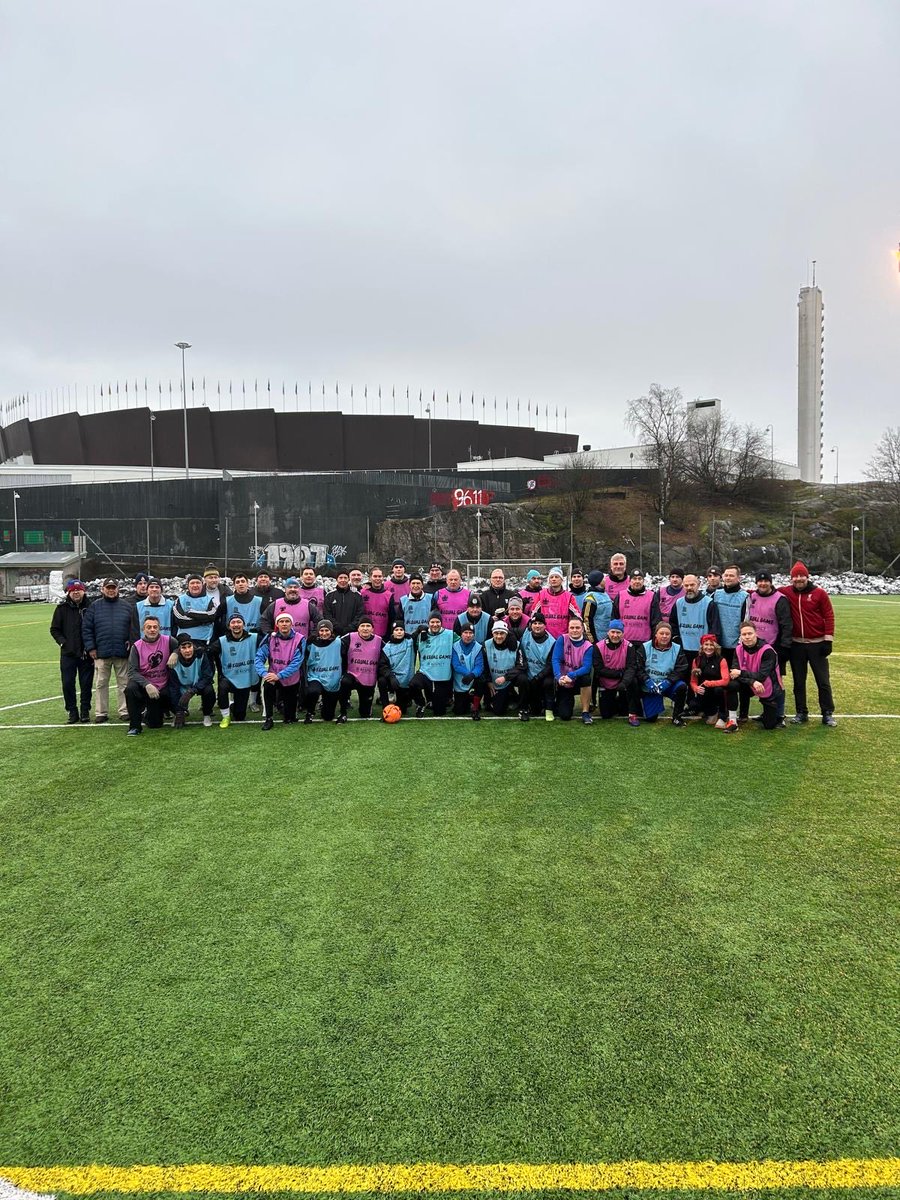 Joulurauha julistettiin tänään klo 10 Töölön Pallokentällä. Siis kaksi tuntia ennen Turkua.
”Julistamme täten yleisen ja yhtäläisen joulurauhan maahamme ja maailman kaikille kansoille.” 
Rauhallista joulua kaikille t. Pallokentän Sosiaalipalloilijat Soppa. 
👌🎄⚽️❤️🎅🏻