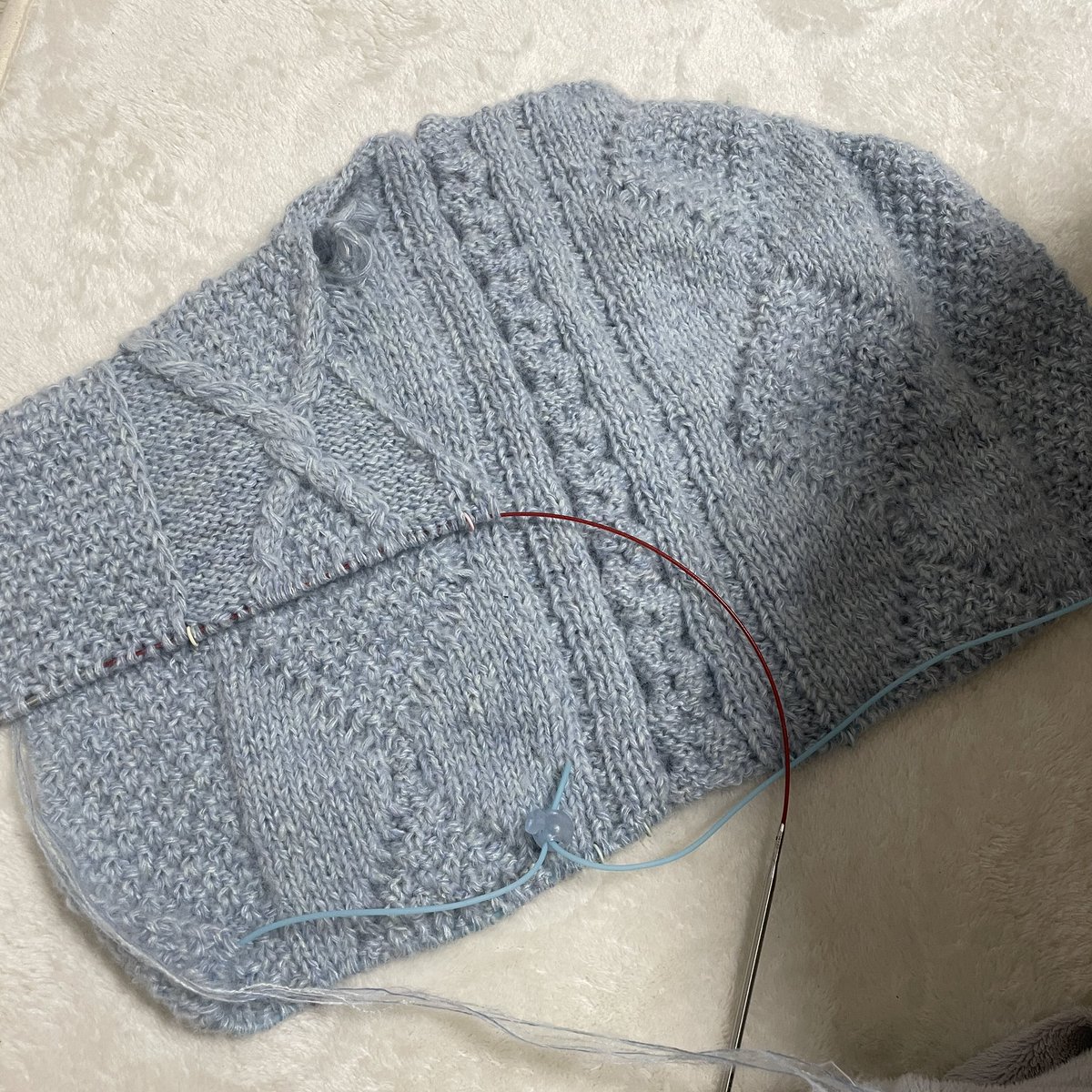 요즘 조용했던 이유

1. 뜨태기 전혀 아님
2. 사진 올리는게 귀찮았음
3. 최근에 크리스마스 리본 스웨터 FO 했음

이거는 요즘 뜨고 있는 🎀 리스 가디건 🎀