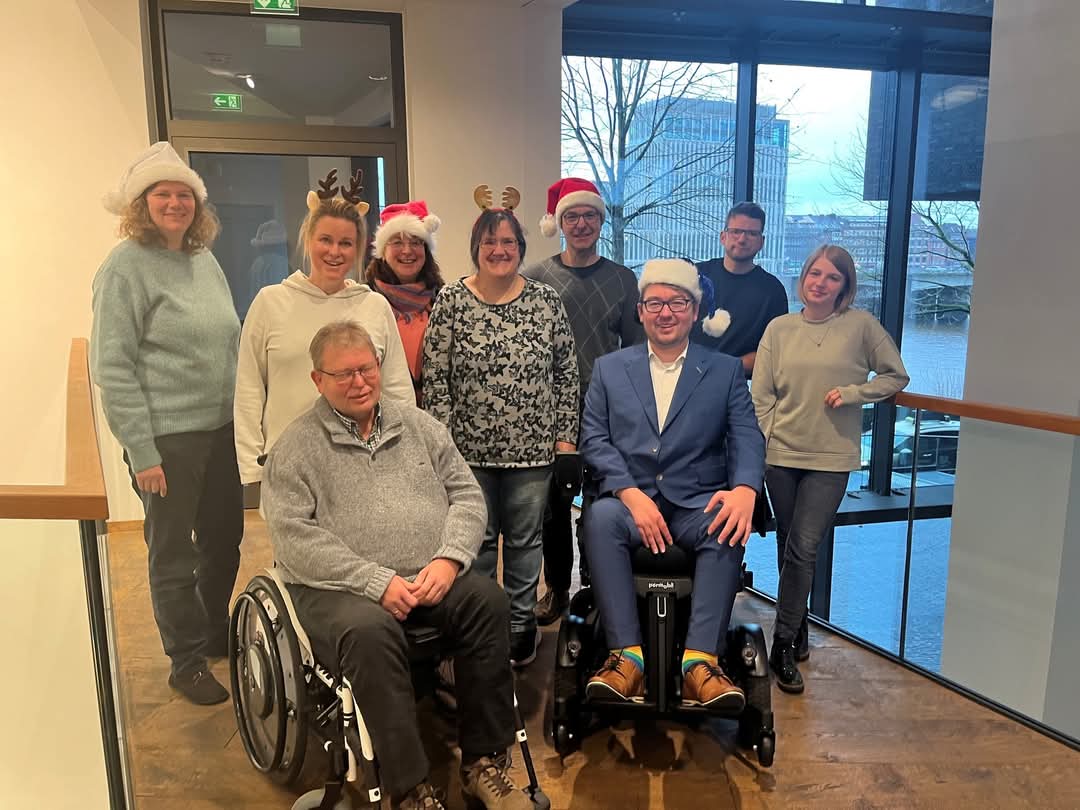Fröhliche Weihnachten! 
Möge diese Zeit des Jahres von Liebe, Freude und gemeinsamen Momenten geprägt sein. Vom fast vollständigen Team des LBB senden wir Ihnen, euch und unserem Kollegen  herzliche Weihnachtsgrüße.