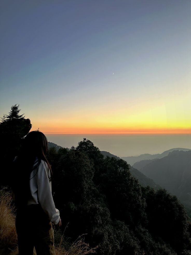 शाम ढलती है, धीरे-धीरे,
रंग बदलता है, आसमान नीले।
सूरज छुपता है, पहाड़ों के पीछे,
छाया बढ़ती है, धीरे-धीरे।

शुभ संध्या 🦋🩵