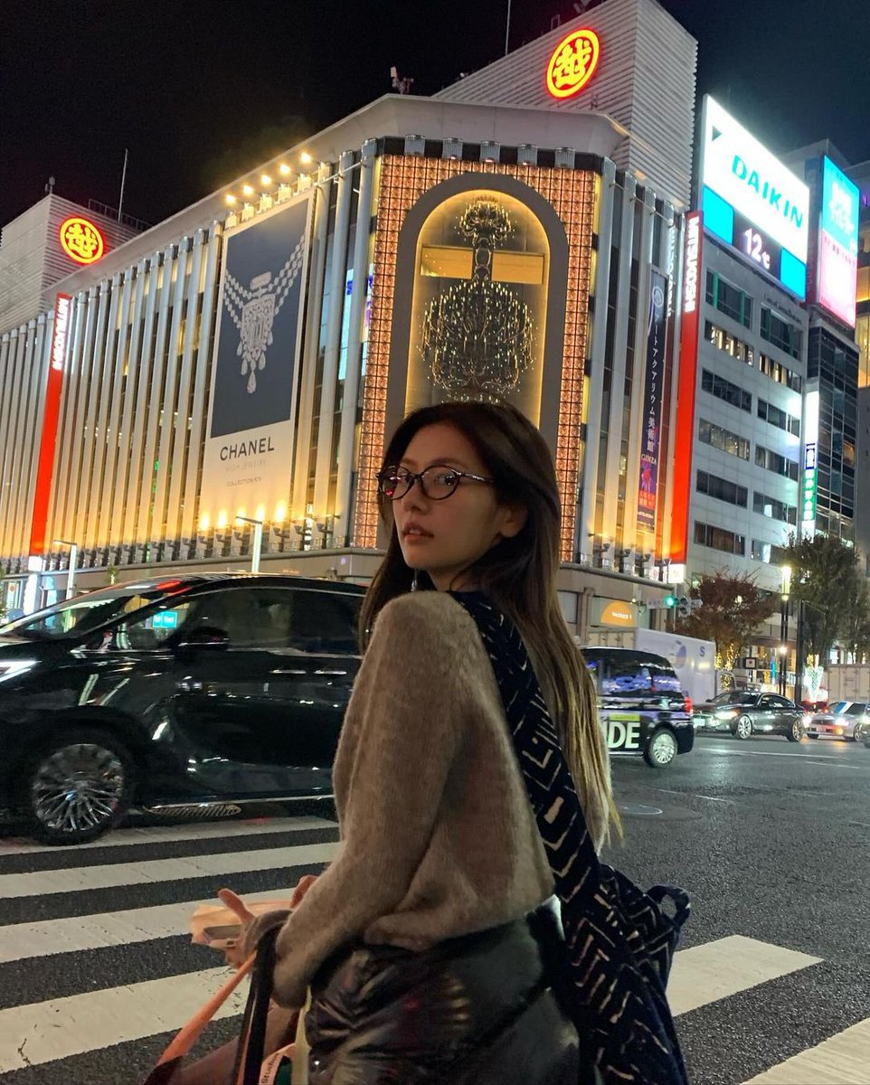 ⠀

⠀⠀⠀( 🌷 )    ────── my winter nights are taken up by static. stress and holiday shopping traffic. but I close my eyes and I'm somewhere else — just like magic.

⠀⠀⠀⠀⠀⠀⠀⠀⠀⠀⠀⠀