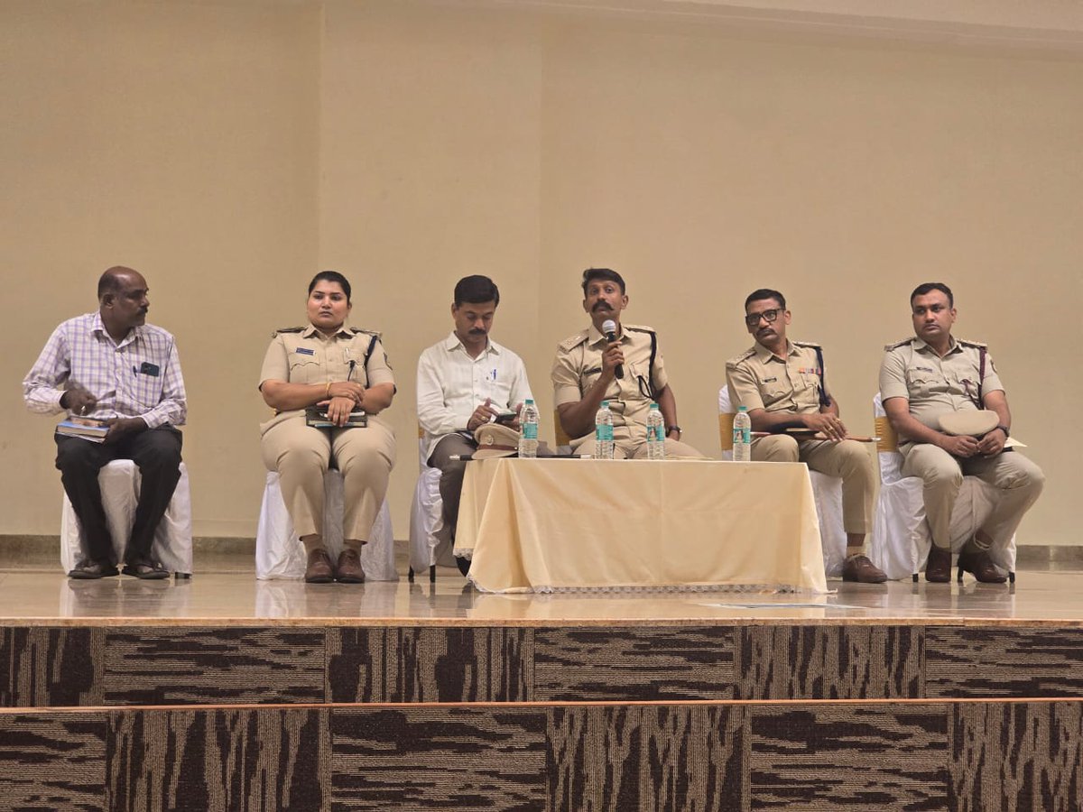 dcpwhitefield's tweet photo. ಹೊಸ ವರ್ಷಾಚರಣೆ ಭದ್ರತೆಯ ಸಂಬಂಧ ವೈಟ್‌ಫೀಲ್ಡ್‌ ವಿಭಾಗದ ಪೊಲೀಸ್‌, ಅಗ್ನಿಶಾಮಕ, ಅಬಕಾರಿ, ಬೆಸ್ಕಾಂ, ಬಿಬಿಎಂಪಿ ಅಧಿಕಾರಿಗಳು ಹಾಗೂ ಆಸ್ಪತ್ರೆ, ಹೋಟೆಲ್‌, ಮಾಲ್‌ ಗಳ ಮುಖ್ಯಸ್ಥರು ಹಾಗೂ ರೆಸ್ಟೋರೆಂಟ್‌, ಬಾರ್‌, ಪಬ್‌ ಗಳ  ಮಾಲೀಕರು/ಮ್ಯಾನೇಜರ್‌ ರವರುಗಳ ಸಭೆಯನ್ನು ನಡೆಸಿ ಚರ್ಚಿಸಲಾಯಿತು. #NewYear2025 
@CPBlr @BlrCityPolice https://t.co/StOOi1Pwrk
