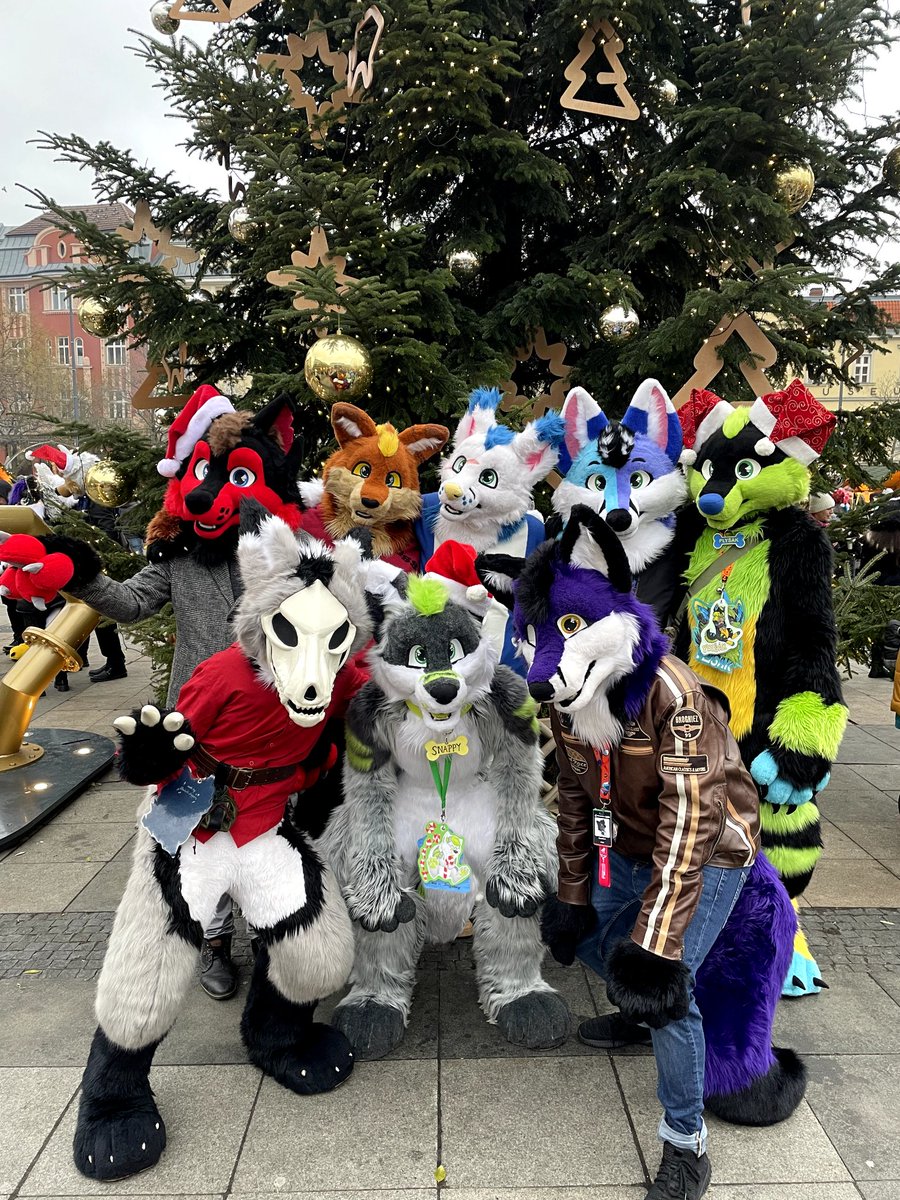 Foxart crew wishes you a Merry and fluffy Christmas and all the best for the New Year 2025 🎄🎉
📸: <a href="/davca368/">Sysel</a> 

#FurryFandom #furry #fursuit #Xmas #fursuitfox #fursuitwolf #fursuitkangaroo #skullsuit #foxartfursuits #foxartfamily