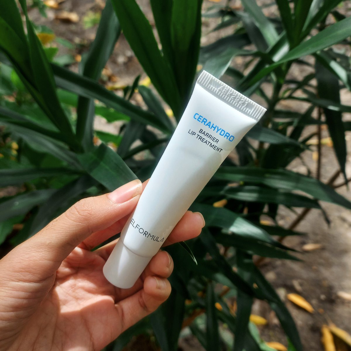 sunseelly's tweet photo. Bukan cuma kulit aja ya guys yang perlu dirawat, bibir juga perlu pake lip treatment entah itu serum/lip balm.
Btw ini 2in1 yahh, jadi selain sebagai lip treatment, ini juga bisa jadi lip topper. Definisi serbaguna sihππ»
#Elformula #CeeaHydroBarrierLipTreatment https://t.co/upYIZVVRfK