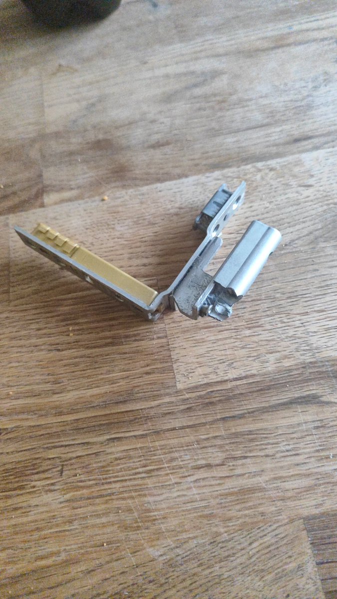 ReinisLusis's tweet image. Sievai ir pilnīgi vienalga ka es nomainīju durvju enģi un ietaupīju vismaz 100EUR. No viņas perspektīvas tā šā vai tā būtu bijusi mana problēma.