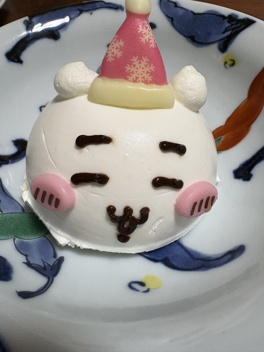 abr5460's tweet photo. いやこれちいかわ部分食べるの無理 かわいすぎる 生活感MAX皿にとりあえず避難… あっケーキ部分は普通にｵｲｼｲ https://t.co/MeVtVU9Efb