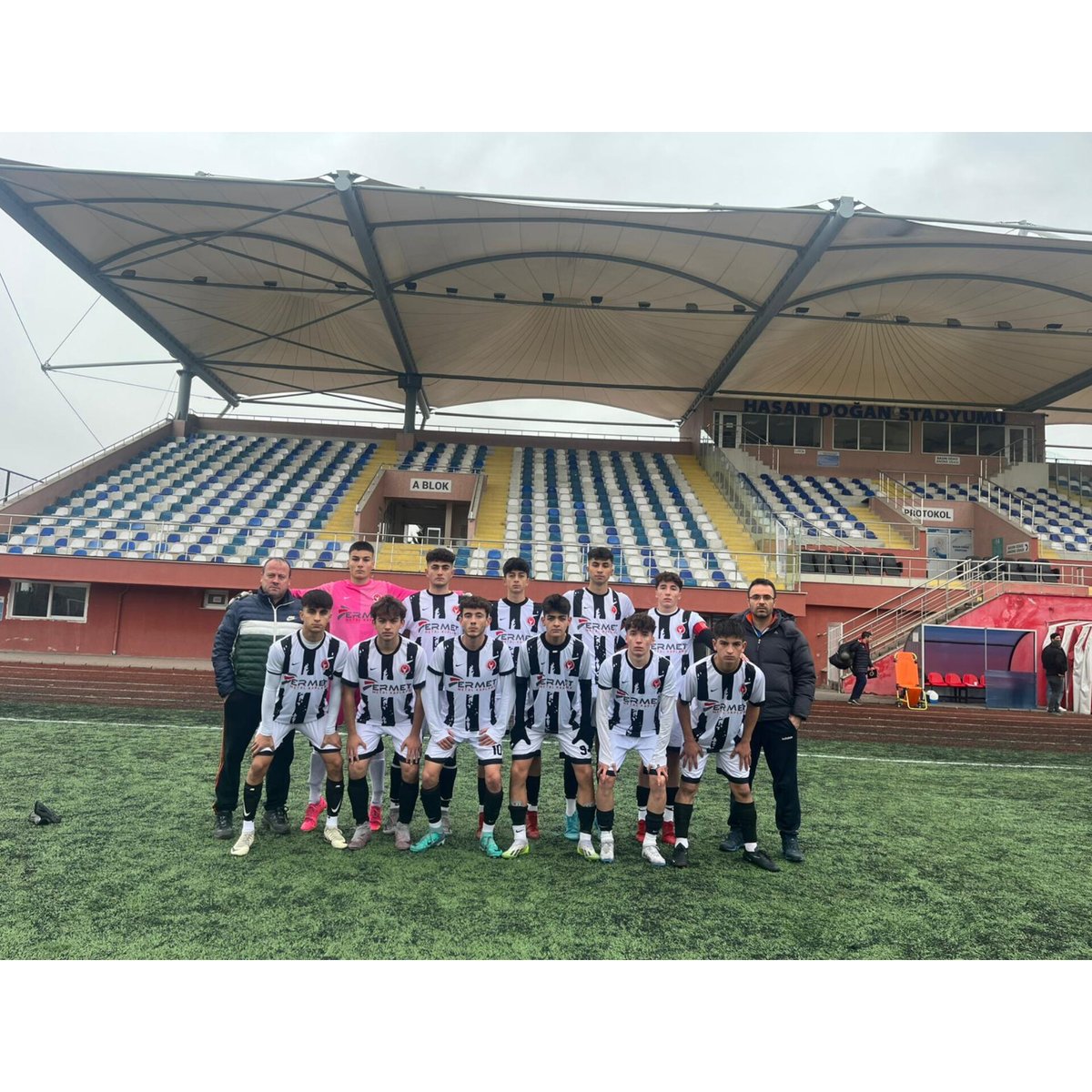 Şehit Ali Anar Anadolu Lisesi Erkek Futbol Takımı, grubundaki son maçından 2-2'lik beraberlikle ayrılarak Ankara genelinde son dörde kalmayı başardı. Beden Eğitimi Öğretmenlerimiz Ali Değerli ve Recep Koç ile öğrencilerimizi tebrik eder, başarılarının devamını dileriz.