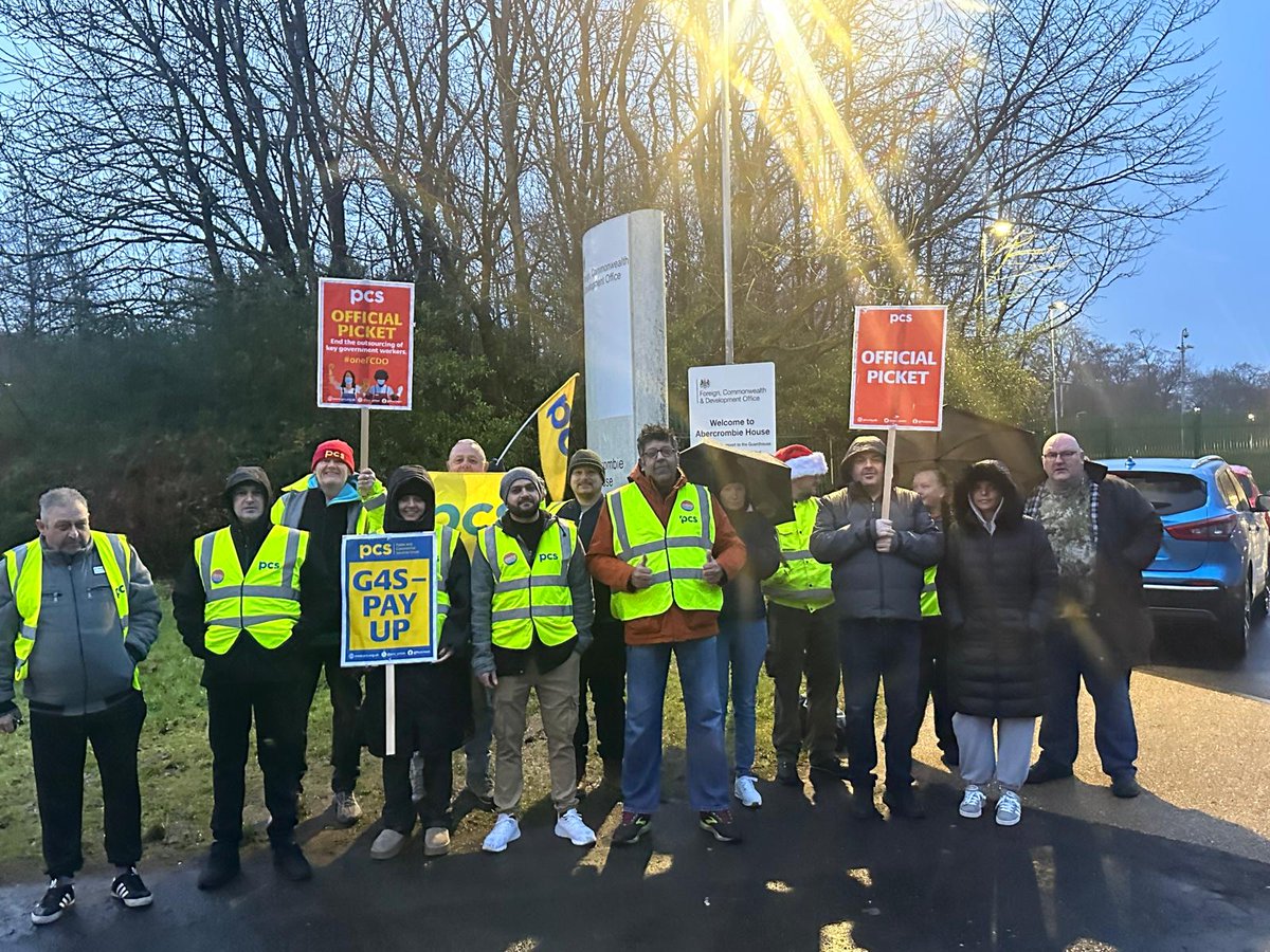 pcs_union's tweet photo. 🎄✊ This Christmas Eve, PCS members from G4S and OCS are holding the line at Abercrombie House, standing firm in their fight for
✅Better wages
✅ Fair sick pay
✅ To have their jobs brought back in-house, as pledged by Labour

Their commitment during the festive season highlights the importance of this strike, and we're with them every step of the way. 💪

To everyone supporting them today: your solidarity makes a difference. Send them a message in the comments

#PCSonStrike #G4SPayUp #OCSPayUp #Solidarity 🎅🎁