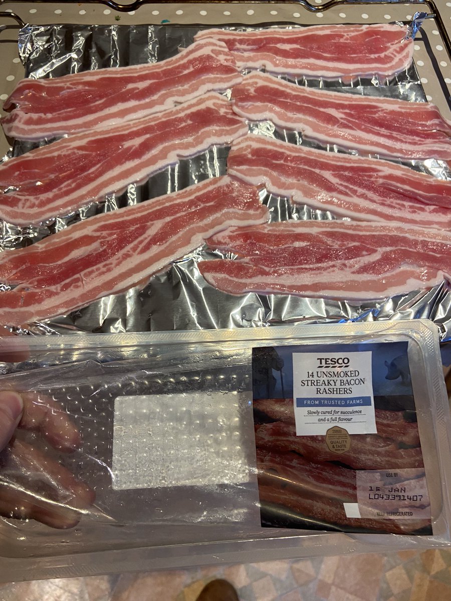 jackclay1985's tweet photo. @Tesco so someone can’t count in your packing department. No they’re not double stacked. This ‘14’ pack of bacon contained 7. No it wasn’t a double pack either. https://t.co/gXvdReSngx