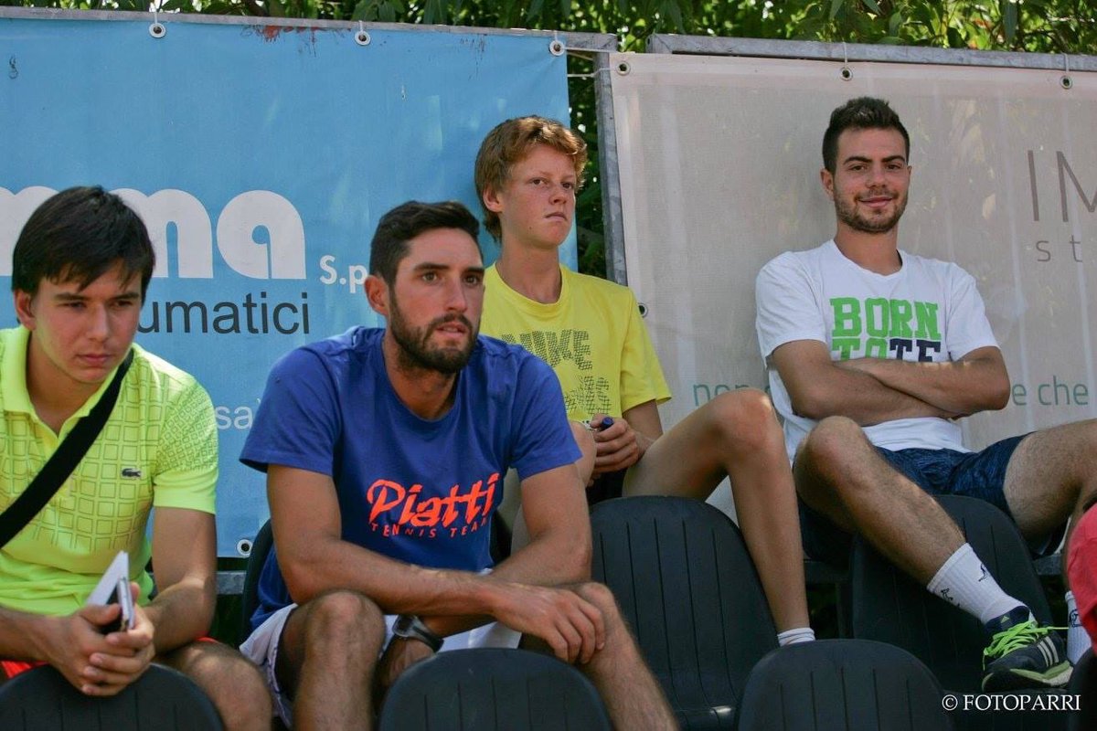La storia di Natale 🎄 di quest’anno è un flashback al maggio 2018. Ad un torneo di provincia di Casale Monferrato, in Piemonte. I primi caldi, le zanzare, la terra battuta e un ragazzino mingherlino coi capelli rossi che è arrivato da solo in treno e ha ricevuto una wild card