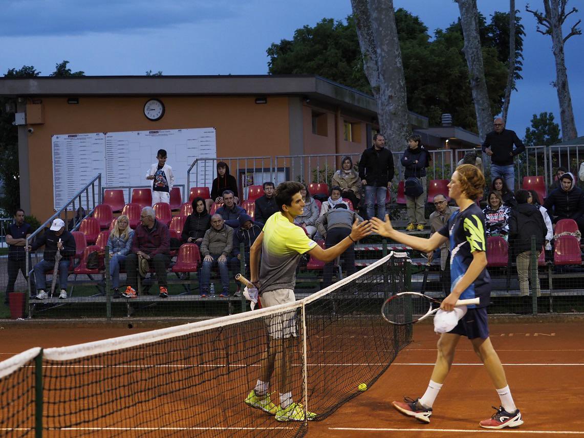 teozorzoli's tweet photo. La storia di Natale 🎄 di quest’anno è un flashback al maggio 2018. Ad un torneo di provincia di Casale Monferrato, in Piemonte. I primi caldi, le zanzare, la terra battuta e un ragazzino mingherlino coi capelli rossi che è arrivato da solo in treno e ha ricevuto una wild card

Il suo nome è Jannik #Sinner e sta vivendo il passaggio più delicato: quello da junior a tennista professionista. Questo è il racconto di chi c’era
