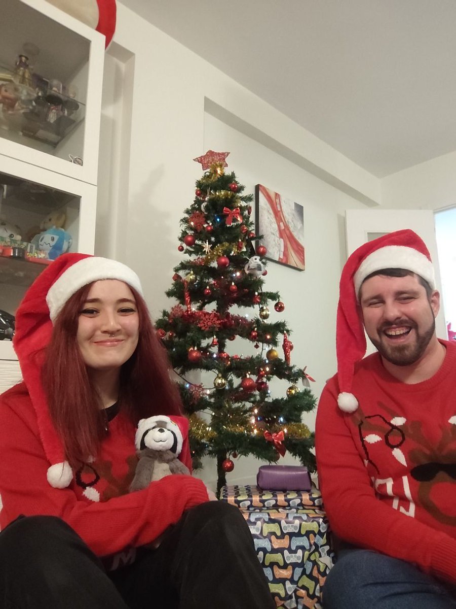 Felices fiestas a todos (sí, nos hemos convertido en ESA pareja)