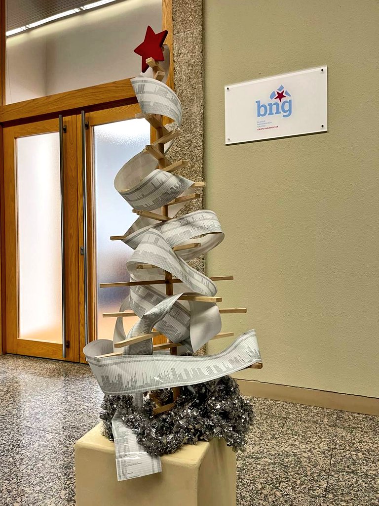 bngparlamento's tweet photo. Gústanos reciclar ♻️ por esta razón, collemos algunhas das listaxes de contratos a dedo do PP con EULEN que mostramos na Comisión de Investigación e decoramos a entrada do noso grupo parlamentar con este bonito abeto 🎄✨

BO NADAL e FELICES FESTAS! https://t.co/Bsrv0M4vZO