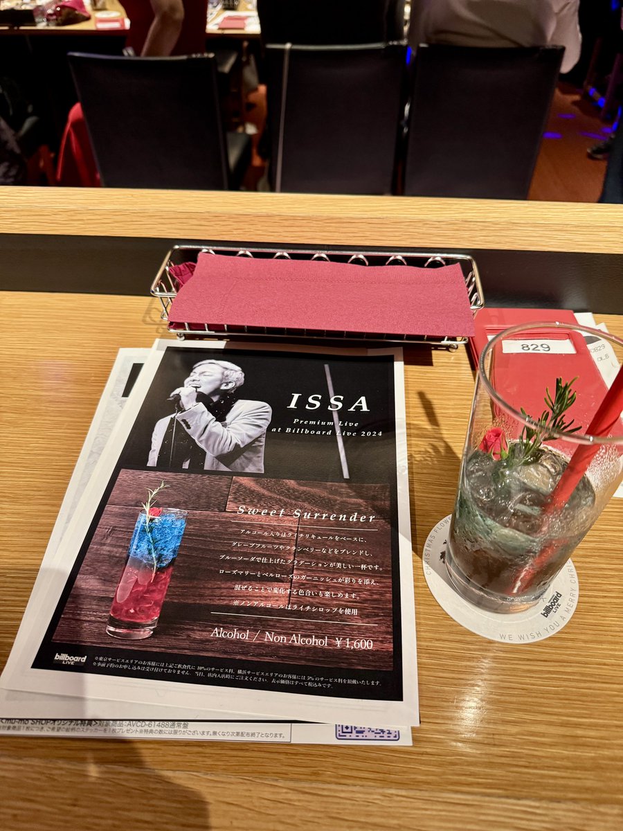 aqua0331's tweet photo. 東京に続いて横浜にも行って来ました🎵
会を重ねる毎に艶っぽさが増してました🌹
編み込みした髪にミニサンタ帽を乗せててステージを捌けるのに目の前を通った時
思わずかわいいと声をかけてました🎄😆
素敵な夜になりました✨😊

#ISSA
#issapremiumliveatbillboardlive2024
#BillbordLiveYOKOHAMA https://t.co/LQgYI5ic1W