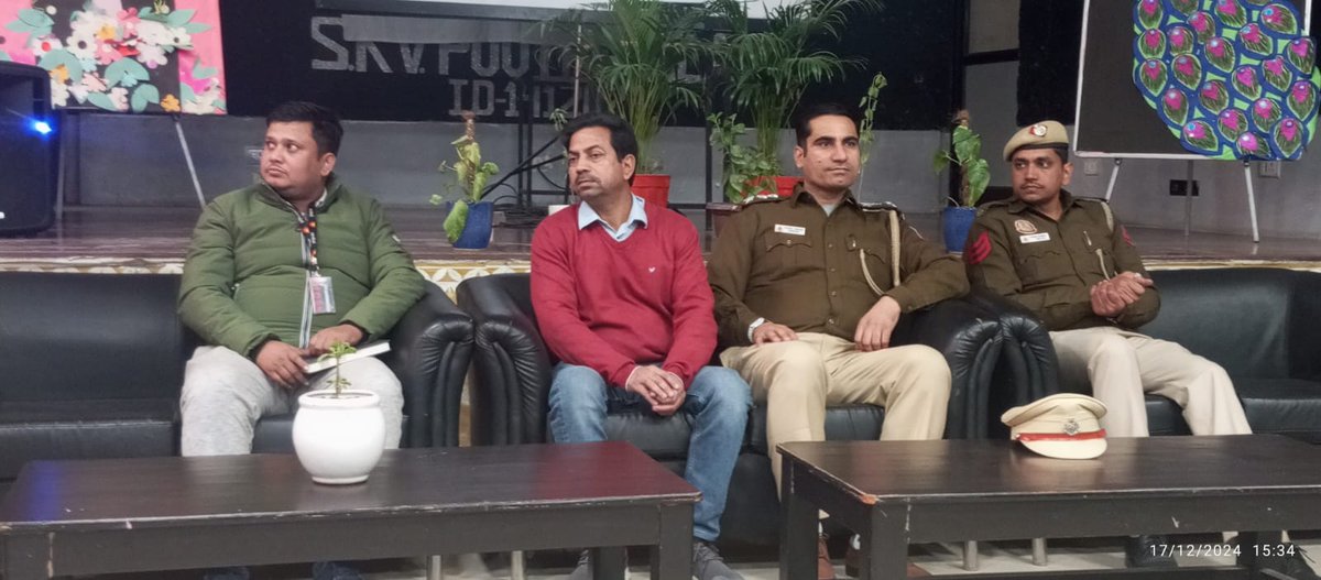 d_singh265's tweet photo. दिनांक 17 दिसंबर को सर्वोदय बाल विद्यालय पूठकलाँ में दैनिक जागरण समाचार पत्र के अंतर्गत लुटेरा कार्यक्रम में साइबर जागरूकता की वर्कशॉप का आयोजन किया गया। इस वर्कशॉप में दिल्ली पुलिस के बाहरी जिला के एस एच ओ श्री सुनील सिद्धू ने विद्यार्थियों को साइबर ठगी के बारे में जागरूक किया। https://t.co/BitrH59CtM