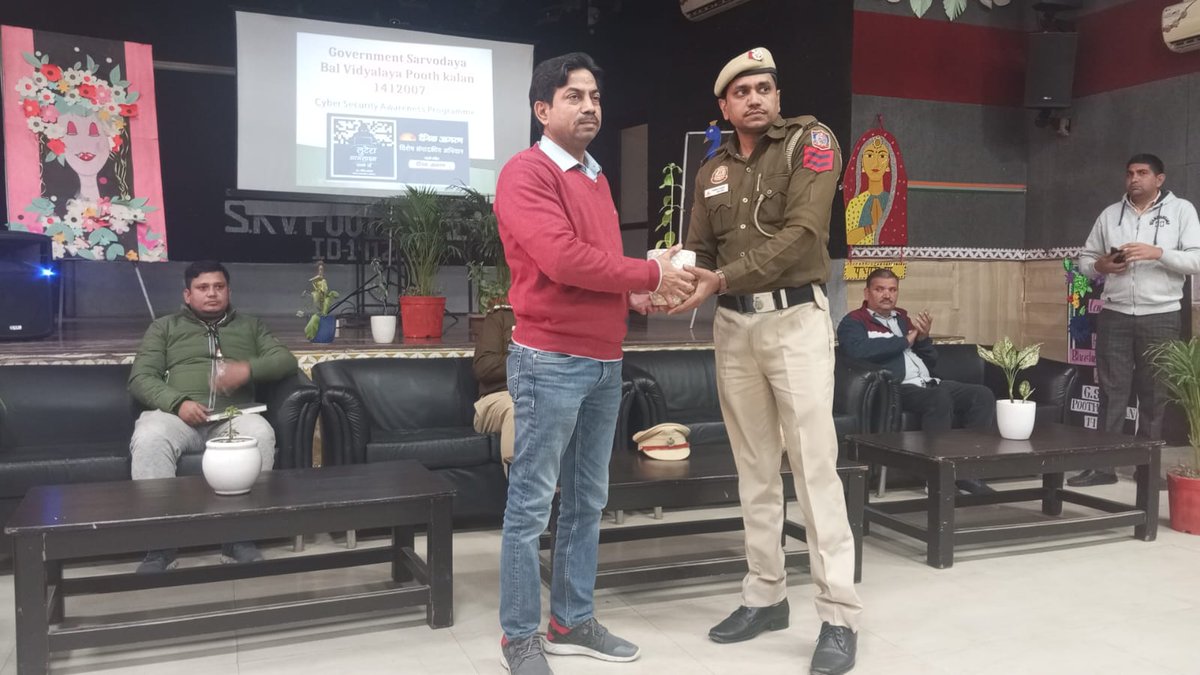 दिनांक 17 दिसंबर को सर्वोदय बाल विद्यालय पूठकलाँ में दैनिक जागरण समाचार पत्र के अंतर्गत लुटेरा कार्यक्रम में साइबर जागरूकता की वर्कशॉप का आयोजन किया गया। इस वर्कशॉप में दिल्ली पुलिस के बाहरी जिला के एस एच ओ श्री सुनील सिद्धू ने विद्यार्थियों को साइबर ठगी के बारे में जागरूक किया।