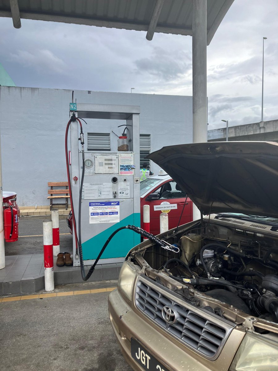 ConnorTan2005's tweet photo. Posting this because this thing will extinct by 1/7/2025.

This is Natural Gas Vehicle (NGV) operated solely by Petronas NGV. These are Compressed Natural Gas (CNG) used as fuel for vehicles. The current price is RM1.05 per Litre. 1/2 https://t.co/HG0RLlIYJj