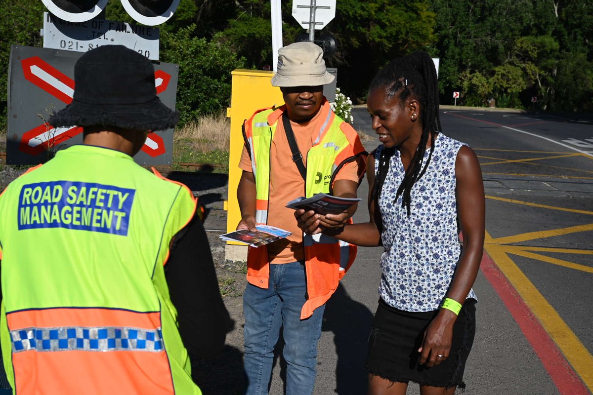MetrorailWC's tweet image. ⚠️ At Bergkelder, don’t risk your life. Never zigzag between lowered barriers, and never jump or crawl under them. Always stay behind the safety line! #PRASA #TrackSafety #StellenboschTraffic