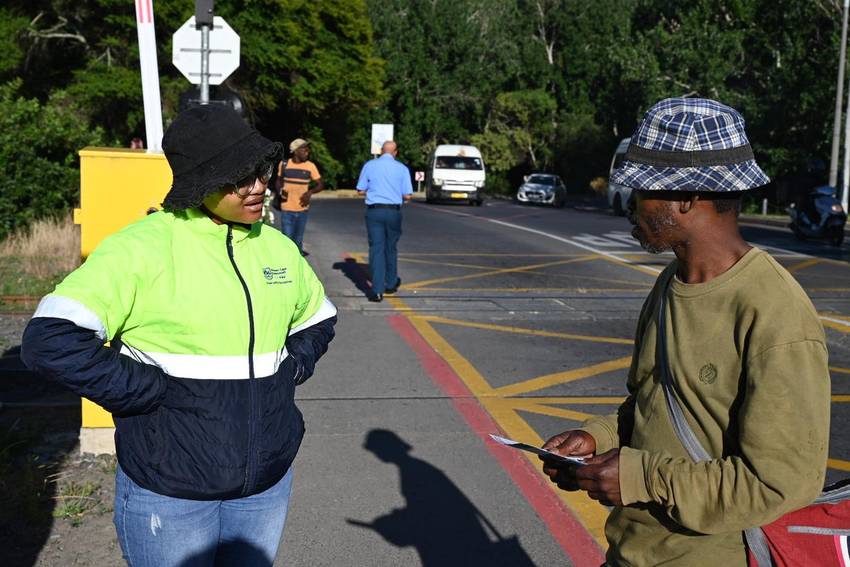 MetrorailWC's tweet image. ⚠️ At Bergkelder, don’t risk your life. Never zigzag between lowered barriers, and never jump or crawl under them. Always stay behind the safety line! #PRASA #TrackSafety #StellenboschTraffic