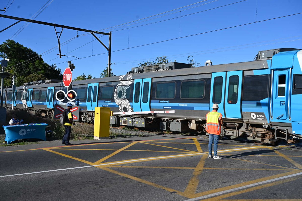 MetrorailWC's tweet image. ⚠️ At Bergkelder, don’t risk your life. Never zigzag between lowered barriers, and never jump or crawl under them. Always stay behind the safety line! #PRASA #TrackSafety #StellenboschTraffic
