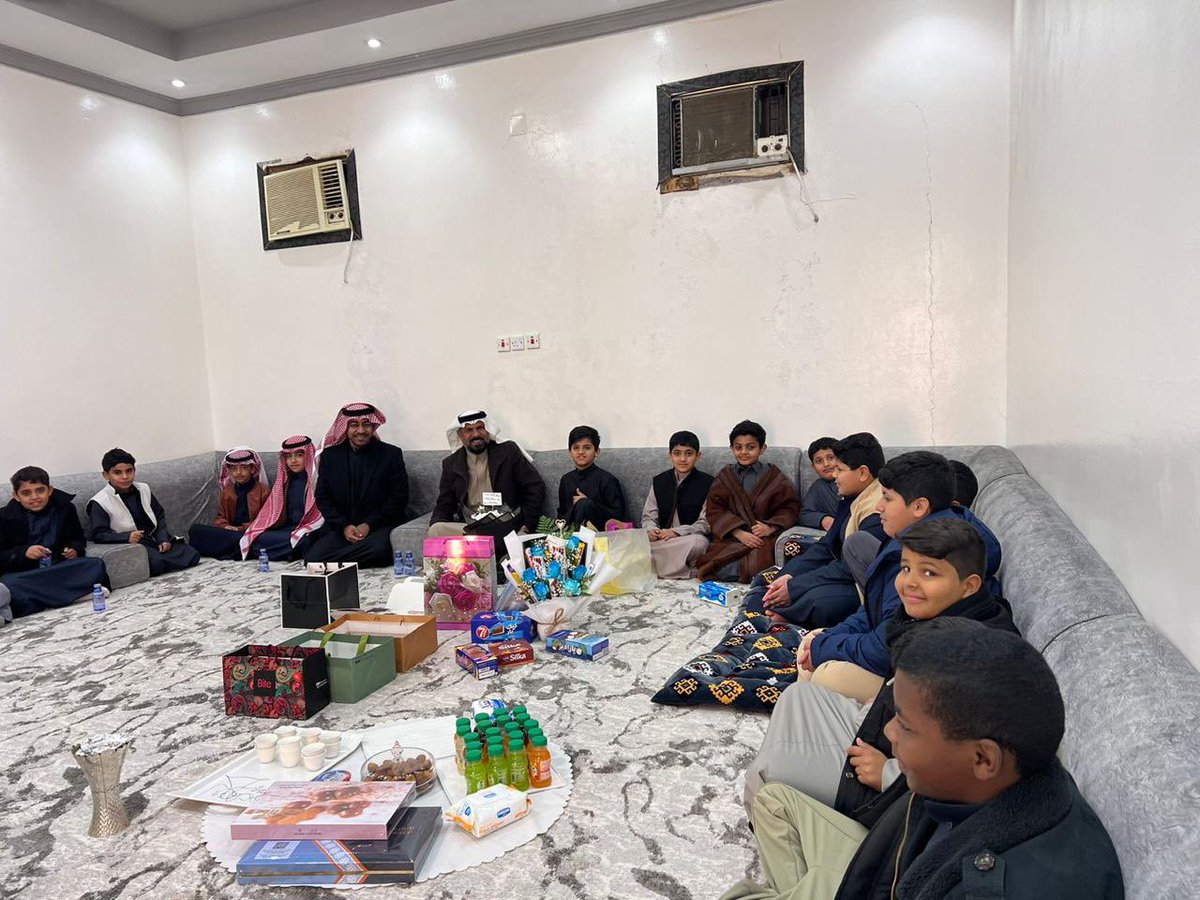 Alragy9's tweet photo. زارت أسرة مدرسة أسامة بن زيد الابتدائية ممثلة بمدير المدرسة وعدد من المعلمين والطلاب ، الطالب هثيم حماد العنزي في منزله بعد الحادث المروري الذي تعرض له هو وعائلتة سائلين الله ان يتمم لهم الشفاء العاجل ويحفظ الجميع من كل مكروه.. https://t.co/lCeVQUneNt