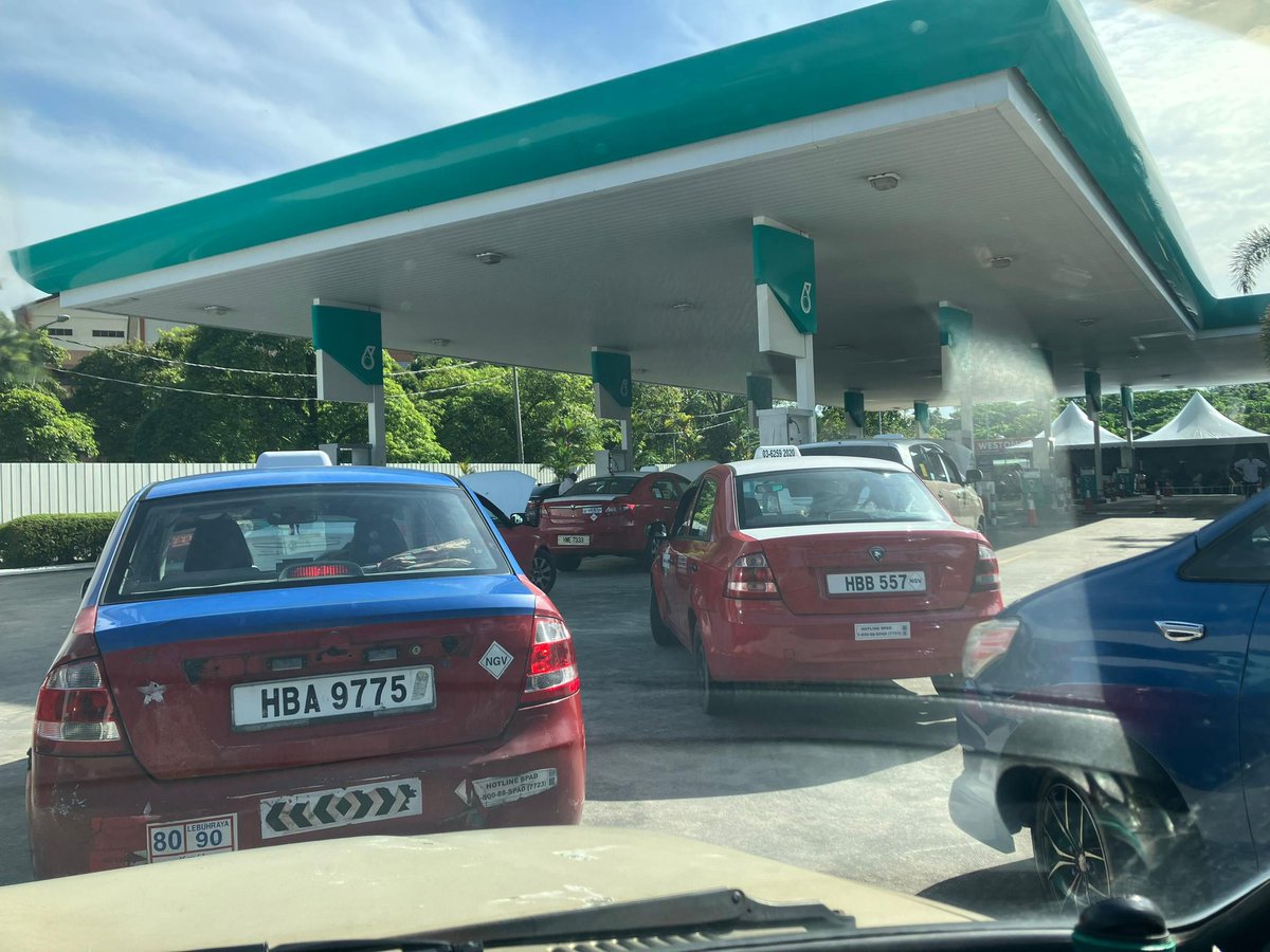 ConnorTan2005's tweet photo. NGV is widely spread among taxis and transporting sectors as it is cheap upon refuelling to full tank. Petronas NGV promoted that it has cleaner emissions as it produces 50% less carbon monoxide. NGV is in the process of shutting down to promote Electric Vehicles (EV). 2/2 https://t.co/POujgHCk4X