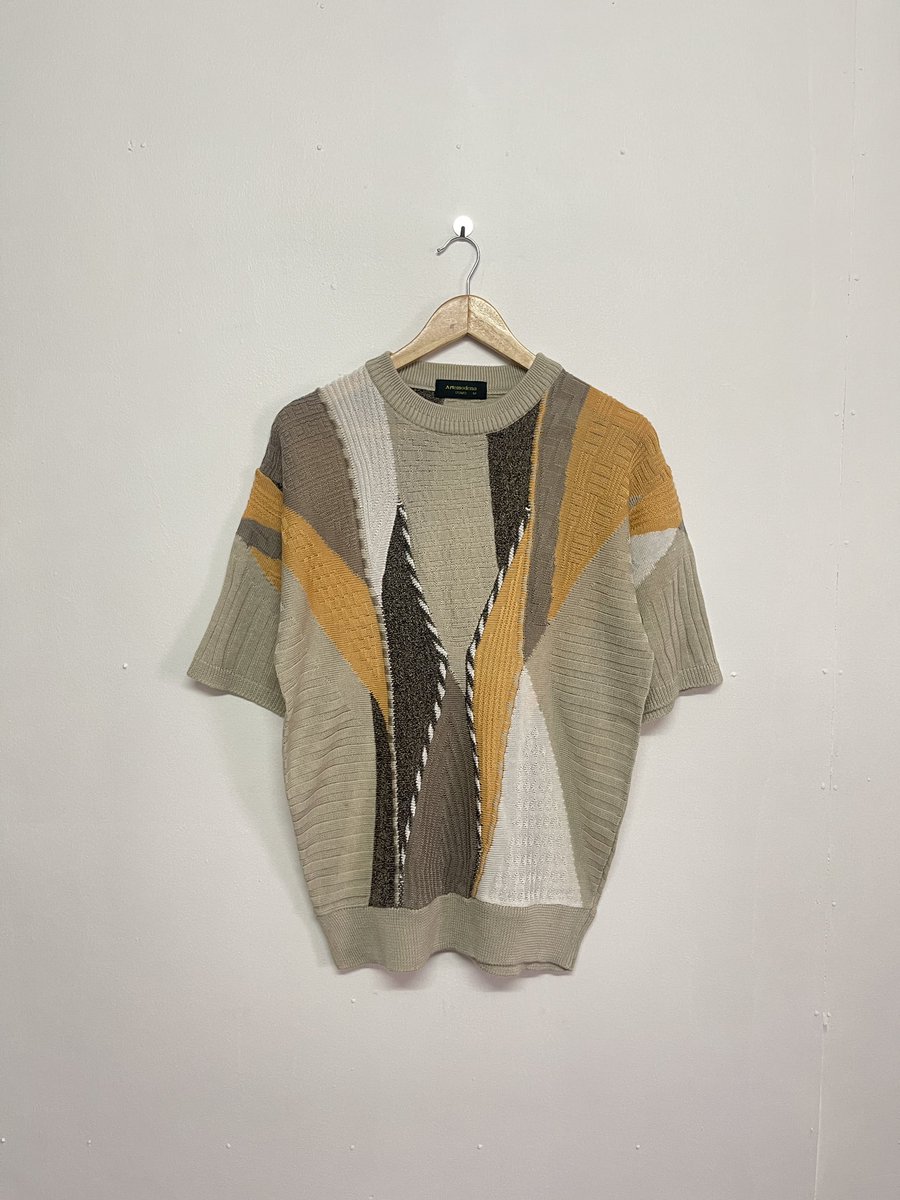 JianshuStore's tweet photo. ♞ Artemodena uomo
แขนสั้นไหมพรม��ายวินเทจ โทนครีมน้ำตาล แขนพองชายจั้ม ลายสวยใส่สบายเท่
อก 40” ยืดได้ถึง 46”ยาว 28”
ตำหนิ, รอยจุดเหลืองชายเสื้อและด้านหลัง

320.-

#โล๊ะตู้ #ส่งต่อเสื้อผ้า #เสื้อกันหนาว #เสื้อไหมพรม #เสื้อไหมพรมวินเทจ #เสื้อแขนยาว #เสื้อกันหนาวมือสอง #ไหมพรมวินเทจ https://t.co/PNZ0BHMc25