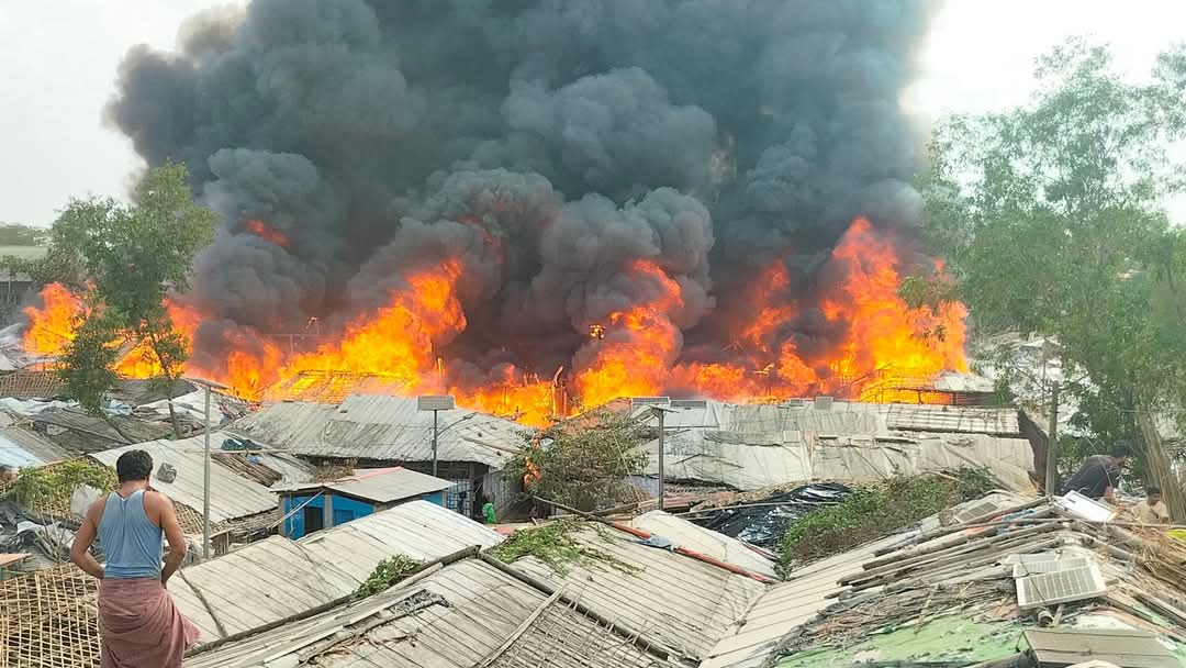 Thein47's tweet photo. Fire in Bangladesh refugee camp in kutupalong https://t.co/vmOQHjgdSj