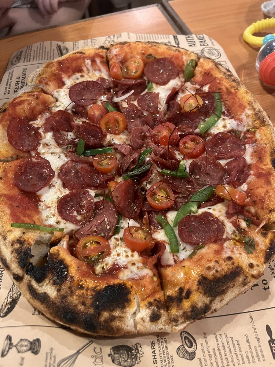 Minggu lepas dekat tweet orang gaduh pasal pizza, ada orang reply tanya pizza KL mana yang sedap. Bawah tu ada ramai orang suggest.

Semalam aku try salah satu, peh memang betul sedap. RM26.90 untuk satu pizza ni. Tomato sauce dia sedap sial. Boleh repeat!