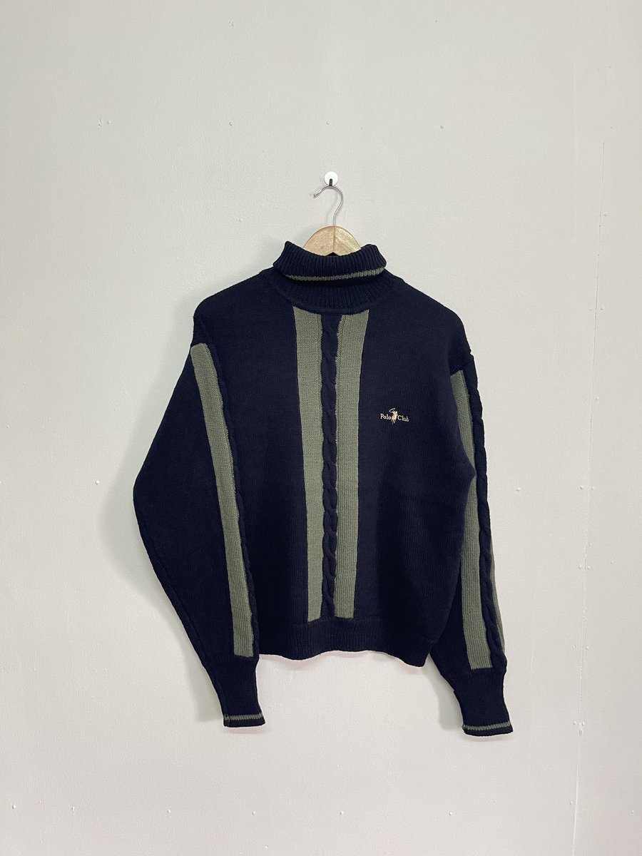 JianshuStore's tweet photo. ♞ Polo Club
สเวตเตอร์ไหมพรมแต่งลายเปียวินเทจ คอเต่า โทนสีกรมเขียว แขนจั้มชายจั้ม ใส่เท่มาก

❆ รอบอก 42” ยืดได้ถึง 48”ยาว 24”

350.-

#โล๊ะตู้ #ส่งต่อเสื้อผ้า #เสื้อกันหนาว #เสื้อไหมพรม #เสื้อไหมพรมวินเทจ #เสื้อแขนยาว #สเวตเตอร์ #เสื้อกันหนาวมือสอง #ไหมพรมวินเทจ #เสื้อคลุม https://t.co/oQYCrnEqEG