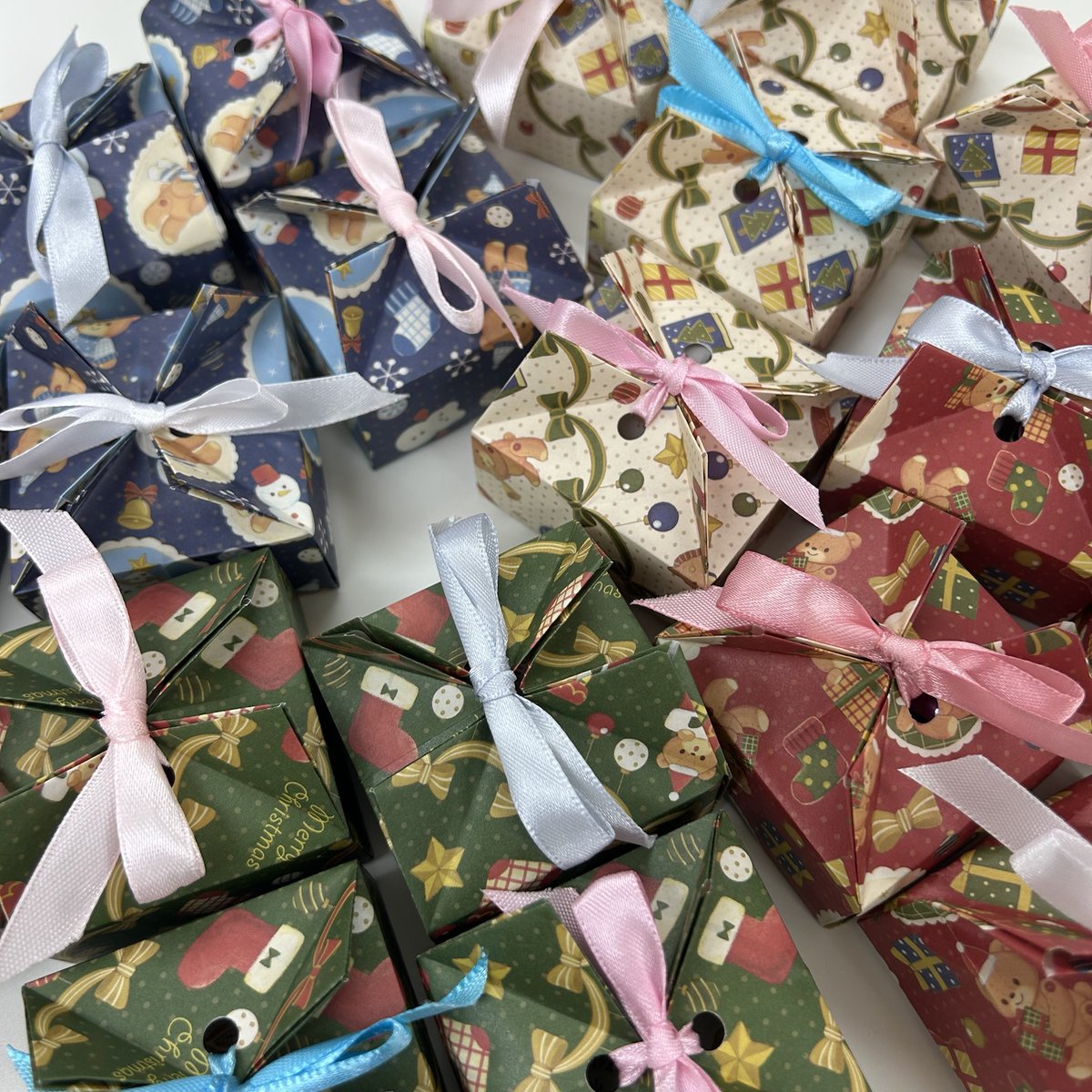 daily_digunity's tweet image. 【でぃぐにてぃにもサンタが来た🎁】

手先の器用な弊社のサンタがプレゼントを持ってきてくれました🎅

クリスマス気分を味わえて社員も大喜び🎄