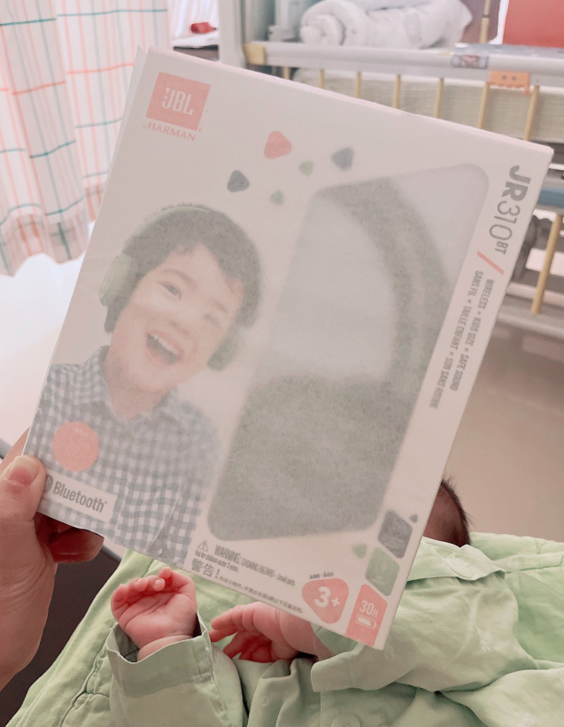 AboutMusicYT's tweet photo. Hyunjin of Stray Kids gave gifts to patients at Samsung Seoul Hospital. https://t.co/JeWGZWRDGG
