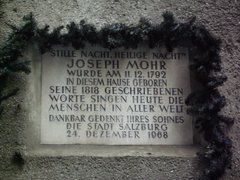 DerAltePoet's tweet image. Heute vor 206 Jahren, am 24. Dezember 1818, überreichte der Pfarrer Joseph #Mohr dem Dorflehrer und Organisten Franz Xaver Gruber ein Gedicht mit der Bitte dazu eine Melodie zu verfassen. Noch am selben Tag wurde Stille Nacht, heilige Nacht in der Christmette zum 1. Mal gesungen.