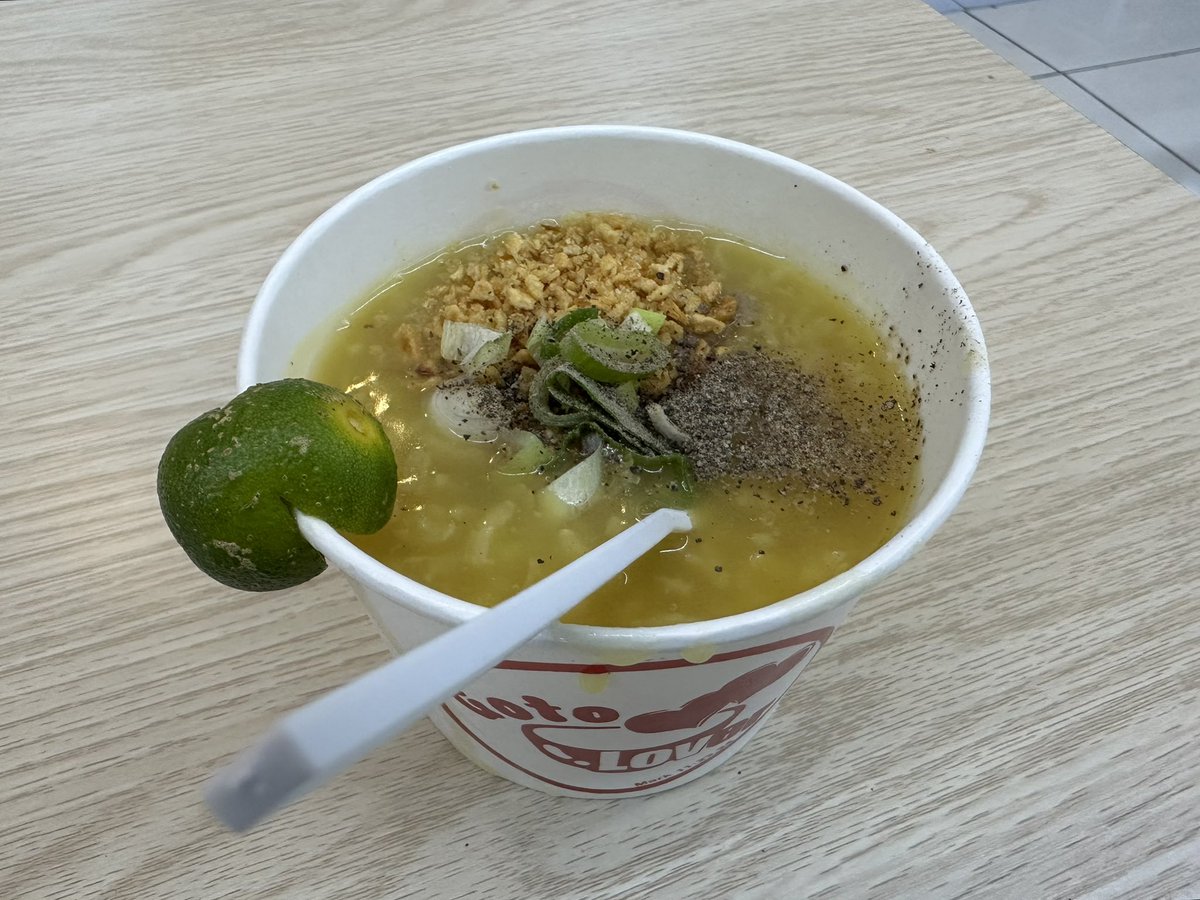 Jacob_338's tweet image. SM Rosarioのフードコートにて初めていただいたGotoというお料理ですが気に入りました。お粥に生姜とネギ、フライドガーリック、胡椒が入っておりカラマンシーを絞っていただきます。想像していたより美味しくて驚きました。これは定期的に食べたくなるメニューになりそうです。

#Goto #Gotolover