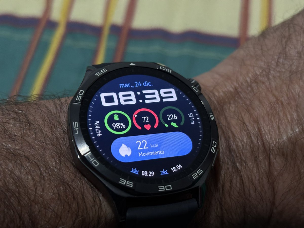 yoyo308's tweet photo. Buenos días. Anoche lo saqué de la caja y configuré, sin unboxing ni ná, a lo paleto. Ya iré contando en #BatiburrilloTech qué tal #HuaweiWatchGT5 https://t.co/vhgGWQUJUr