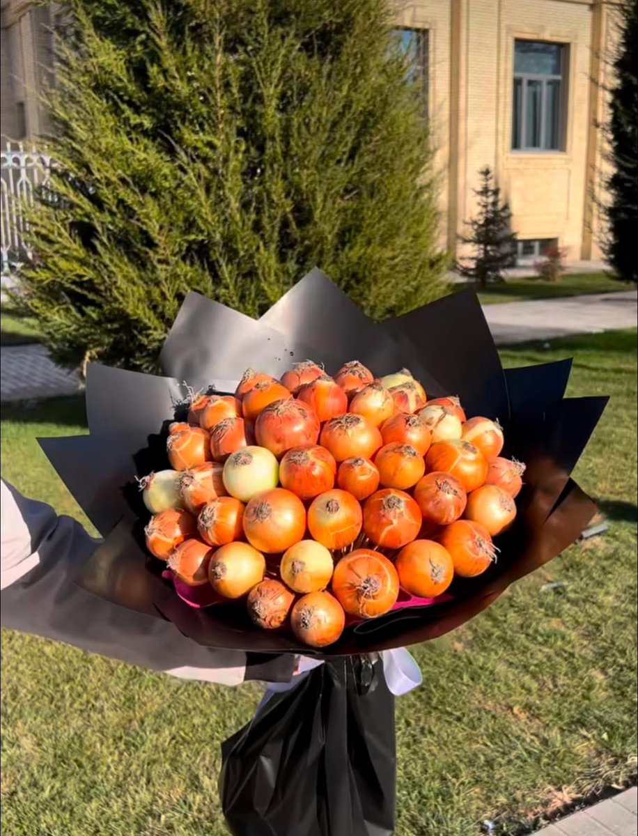 Agric_young's tweet photo. When you married a farmer and he buys you flowers ๐ง
๐บ๐๐ฅ
#flowers #flower #farmer #onions #agriculture #farming #farmlife #foodsecurity #farmers #farmup https://t.co/WsDyu9Mkk2