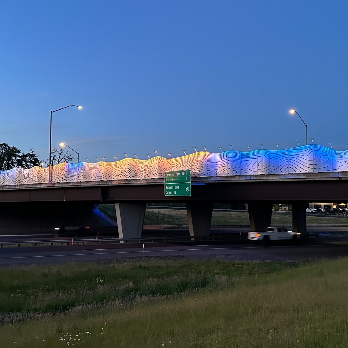 ligmangroup's tweet photo. LIGMAN Reference x Brookwood Parkway Bridge
.
Bridge of Land &amp; Sky in Oregon, USA features KWH color-changing floodlights https://t.co/BmpfIfg4jC, animating Cliff Garten’s artwork.
.
#ligman #outdoorlighting #indoorlighting #ligmansolarlighting #ligmancolorlighting https://t.co/XcQgoj6bwa