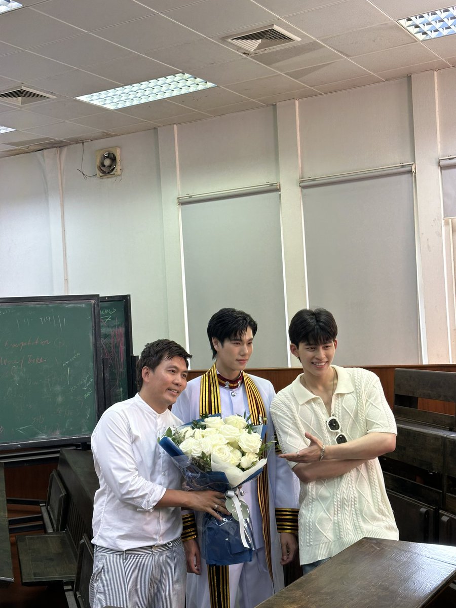 𝖯𝗁𝗎𝗐𝗂𝗇 had another happy day because he had graduated college. I jumped at this chance to arrive that day and give him the present he had always wanted: a guitar. Congratulations on your graduation and best wishes for right away beginnings. I will always support you!