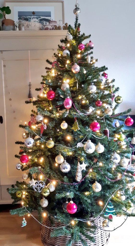Zenbur04's tweet image. Goedemorgen, vanavond #kerstavond Bij mij zullen er vele lichtjes branden en er komen 2 vriendinnen eten. Gezellig!
Lieve @josephiensierag , dank je wel voor het aftellen naar kerst met allemaal leuke thema's. 
Fijne kerstdagen gewenst 😘🌟🎄⭐🎅💫🕯🥰