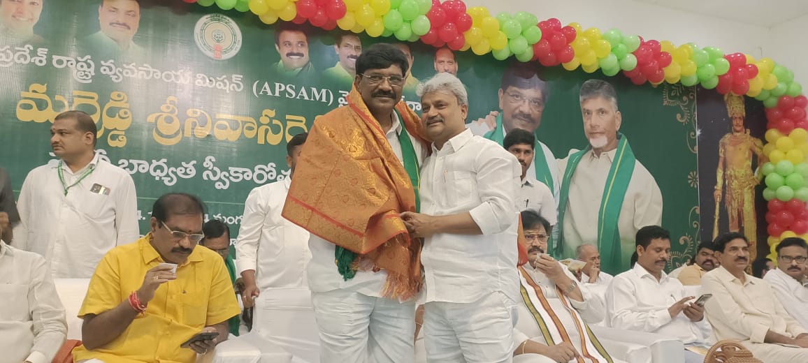 ManikyaraoPilli's tweet photo. ఆంధ్రప్రదేశ్ రాష్ట్ర వ్యవసాయ మిషన్(APSAM) వైస్ చైర్మన్ గా శ్రీ @MarreddySriniv గారి పదవీ బాధ్యతల స్వీకారోత్సవ కార్యక్రమంలో పాల్గొని శుభాకాంక్షలు తెలియజేయటం జరిగింది.
#APSAM
@ncbn @naralokesh @RamanaiduTDP @AlapatiRaja_TDP @JaiTDP @iTDP_Official @VarlaRamaiah @Somireddycm https://t.co/NfhFlS5eLD