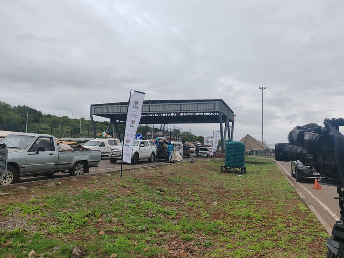 CapricornFMNews's tweet photo. #LebomboBorderPost The Border Management Authority says the BMA border guards together with the police and members of the South African National Defense Force are on high alert to protect the Lebombo port infrastructure as well as the workers following the pronouncement of the Mozambique’s Constitutional Council on the country’s election results.
Tensions are said to have already flared up in Mozambique following Monday’s Constitutional Council ruling which validated the governing party, Frelimo’s win in the October elections. TMM