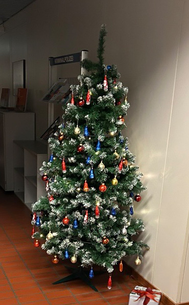 🎄🌟 Fröhliche Weihnachten euch allen! Geniesst die besinnliche Zeit mit euren Liebsten, lacht viel und entspannt euch. Ein besonderes Dankeschön an alle, die während dieser festlichen Zeit im Dienst sind und für unsere Sicherheit sorgen. Eure Hingabe ist unbezahlbar. 💖🎅🎁🌟