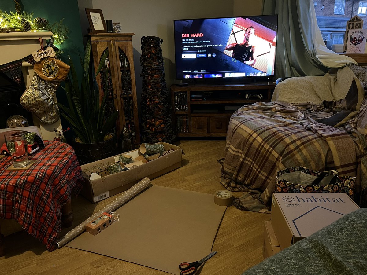 nickle1707's tweet photo. Early morning, Christmas Eve sesh. #welcometothepartypal https://t.co/WwHGeTmk1x