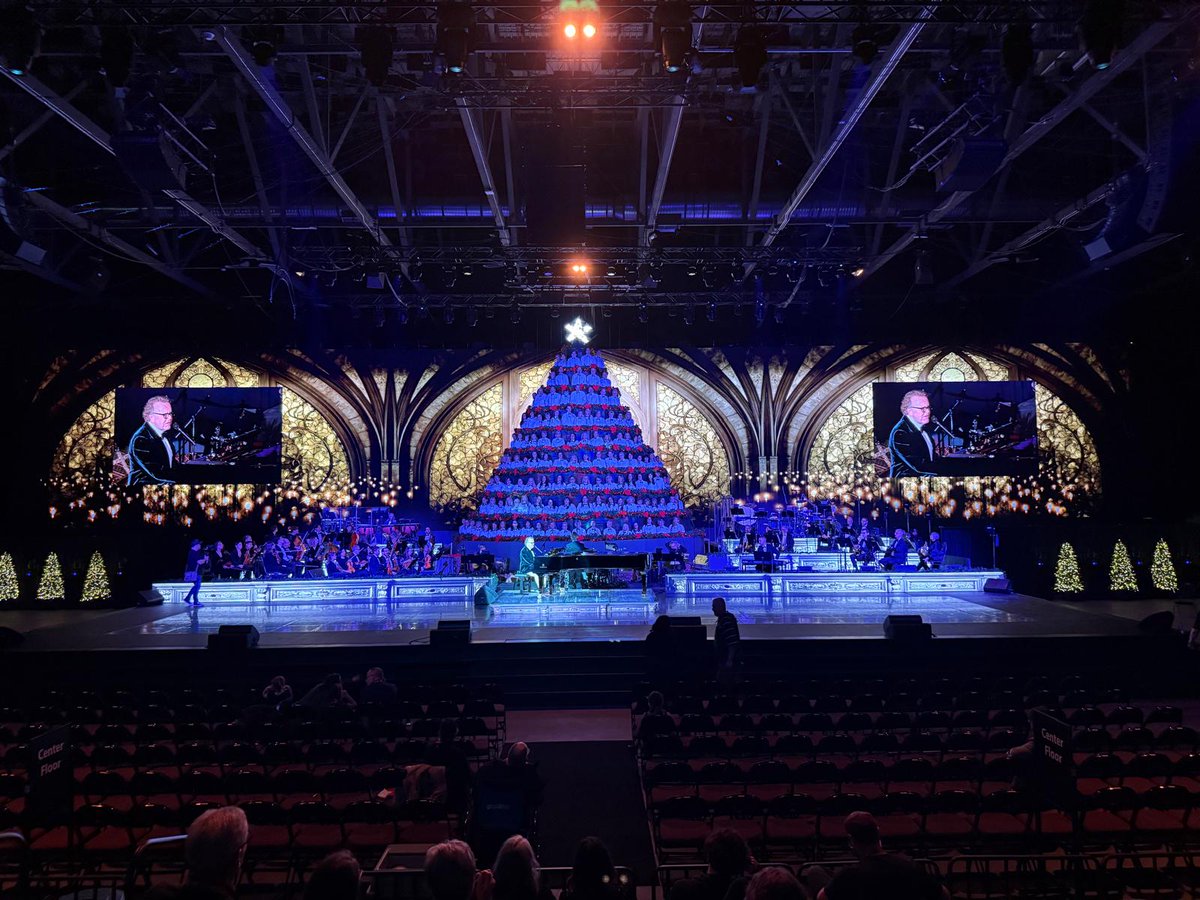 YESTECH_LED's tweet image. Happy Christmas Eve with “The Singing Christmas Tree”!🎄
Our MG Indoor P2.6 series provided a vibrant large background screen and illuminated a 35-foot-tall Christmas tree with its ±10°arc-splicing capability.🎉 
#YESTECH #LEDdisplay #ChristmasEve #LEDsolution